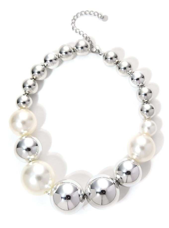 Choker necklace with large spheres