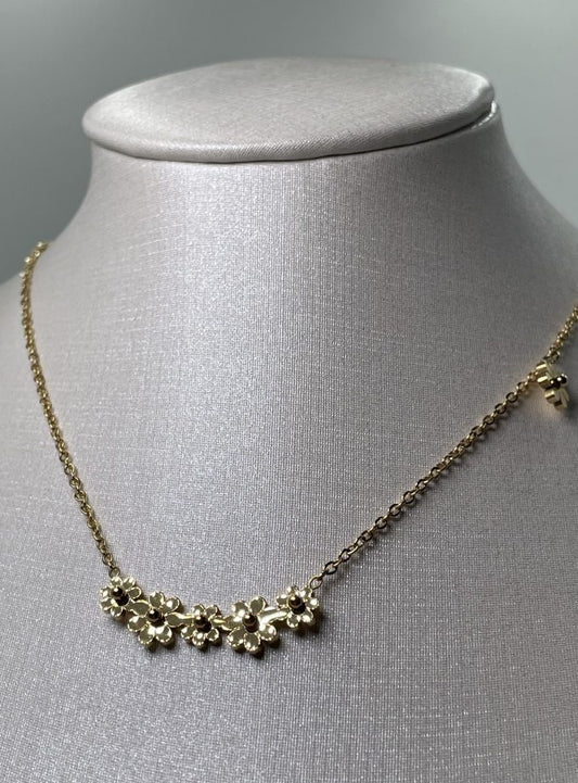 Necklace with flowers